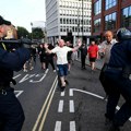 (Video) Neredi besne širom Velike Britanije! Demonstranti upali u hotel, premijer najavio brutalnu reakciju