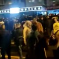 Žandarmerija između dve vatre: Protest ispred SNS prostorija u ns ne prestaje! (video)