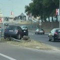 Zakucali se u zaštitnu ogradu: Nesreća na moto-putu u Beogradu (video)