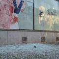 Razbijeni prozori prostorija SNS u Šapcu