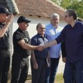 Vučić stigao u Novo Momčilovo, obilazi radove na obnovi kuća izgorelih u požaru