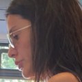 Naša voditeljka u miniću i sa mokrom kosom ušla u gradski prevoz Svi pogledi upereni u nju, ovakvo izdanje je sve iznanadilo…