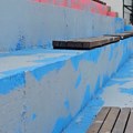 Prefarbane tribine u bojama srpske zastave sportskog terena u Zvečanu