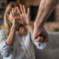 Britanski Institut za fiskalne studije: Žene na vodećim pozicijama češće otpuštaju nasilne muškarce