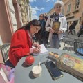 Poznatoj spisateljici Gradska biblioteka u Novom Sadu naprasno otkazala gostovanje: Delila knjige ispred nje