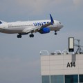 Dramatičan snimak: Putnički avion zakačio banderu i udario u kamion tokom sletanja (video)