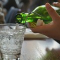 Nije htela da plati 7 evra za flašu vode u restoranu: Tužila ih je, ali odluka suda je sve ostavila bez teksta