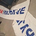 Vučićevi ćaciji zaustavljeni u Tivtu, među njima i Novosađani: Imali transparent "Srbija pobeđuje"