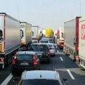 AMSS: Pojačan saobraćaj širom zemlje, kamioni zaglavljeni na granici