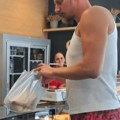 (Foto) Jokić u pekari u Somboru Najbolji košarkaš sveta ne mari za jahte, već kupuje burek kao sav normalan svet