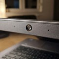 Zašto postoji sićušna rupica pored kamere laptopa?