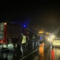 Automobil se zakucao u autobus Žestok sudar kod Stepojevca, vozilo smrskano: Vatrogasci evakuišu putnike (foto)