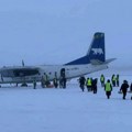 Avion promašio pistu i sleteo na zaleđenu reku! Zbog greške pilota letelica sa 30 putnika završila na snegu (video, foto)