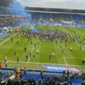 Nezapamćen haos u engleskom fudbalu - navijači kipte od besa! Uleteli na teren i prekinuli meč - nameračili se na vlasnika…