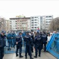 Protest u Novom Sadu zbog oduzimanja dece, demonstranti srušili ogradu ispred CSR