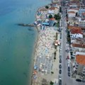 To što hoćete nema na plažama gde platiš 5€ ležaljku i kafu: Srbi zgroženi izgledom plaže u Grčkoj: Koliko para…