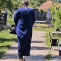 "Otac trotinetije" Snimak sveštenika na groblju u Srbiji zapalio mreže: Vozi električni trotinet, a tek šta je potom rekao…