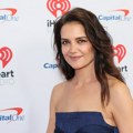 Ovaj bezvremenski stil je omiljena košulja Francuskinja, a nosi je i Katie Holmes