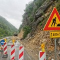 Stena sletela, pa udarila u auto: Teška nesreća na putu Čačak-Lučani (foto)