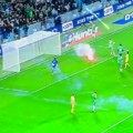 Totalni haos u Izraelu: Derbi meč između Lazetića i Bahara prekinut na poluvremenu, golman pogođen bakljom! (video)