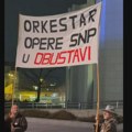 Snažnim perfomansom „Korupcija ubija“ umetnici SNP u obustavi rada podržali studente (VIDEO)