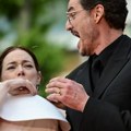 Incident na crvenom tepihu u Kanu: Dvostruka oskarovka doživela neprijatnost, kolege joj pomogle (foto)
