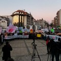 Smrad se širi, ne budu kukavica što s’ prozora viri: Kagujevčani se i večeras okupljaju na Đačkom trgu