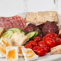 Sa visokim temperaturama dolazi i povećan rizik od trovanja hranom Koje su to najčešće greške u čuvanju namirnica