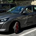 Peugeot sa čudnim točkovima zbunio prolaznike! Znate li čemu služe? FOTO