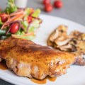Zaljubićete se u ovaj recept! Sočna piletina sa medom i senfom, jednostavan a ukusan ručak za dve osobe
