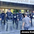 Protestni skup peto uzastopno veče ispred Filozofskog fakulteta u Novom Sadu