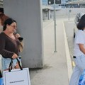 Đanijeva Slađa u nikad kraćem teksas šortsu: Sa ćerkom se vratila iz šopinga, pa zajedno vukle torbe i kofere (foto)