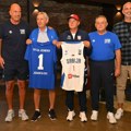 Piksi i FSS posetili košarkaše u Rigi: Kari Pešić dobio poseban dres sa sada već legendarnom porukom