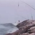 Pecarošu se okrenuo želudac kad je shvatio šta se koprca na udici: Ljudi gledaju snimak u neverici