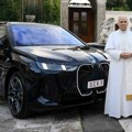 BMW poklonio novom papi električni SUV