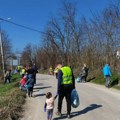 Prelepa slika iz sela Rakova kod Čačka: Meštani očistili smeće pored puta, u akciji učestvovali i najmlađi