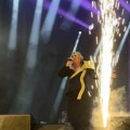 Vatra na bini, maskota na štulama i svetleće odelo: Ćana napravila šou, pa izvela mladu koleginicu pred publiku: I ona sa…