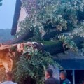 Novo upozorenje RHMZ-a: Nevreme već zahvatilo delove Srbije, drvo palo na kuću u Guči (FOTO; VIDEO)