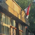 Da li „Srbija pobeđuje” sa pocepanim zastavama: Zaječar zamenio državne i gradske simbole na sportskoj hali nakon pisanja…