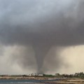 Dva razorna tornada pogodila grad: Ogroman vrtlog dizao automobile u vazduh (video)