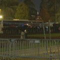 Okupljanje u Pionirskom parku: Veći broj muškaraca u crnom, prisutna i policija
