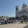 Veličanstveni prizor ispred hrama u Podgorici Ogroman broj vernika na liturgiji koju služi patrijarh srpski Porfirije