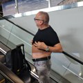 Đani se prepolovio: Pevač drastično smršao, podigao majicu i pokazao stomak (video)