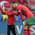 Dečak prekinuo meč Portugalije i Turske zbog selfija sa Ronaldom (video)