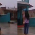 Devojka uživa dok pleše na kiši Nije ni slutila šta će se dogoditi samo trenutak kasnije, za dlaku izbegla najgore…