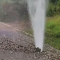Gejzir u Kaluđerici: Voda probila asfalt, pršti na sve strane (video)