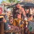 "Vuk Mob maltretira devojku u Crnoj Gori" Procurio snimak repera sa plaže, evo kako se ponaša prema partnerki pred svima!