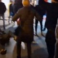 Napadnut snimatelj Euronews Srbija tokom izveštavanja sa protesta u Novom Sadu (VIDEO)