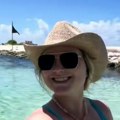 Devojka došla na poznatu plažu i napravila opasnu grešku, da li primećujete? Ovo moraju da znaju svi turisti!