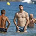 FOTO Ibrahimović u 44. godini zategnut kao sajla: Zlatana krišom slikali na plaži, a u jednom trenutku udario bivšeg saigrača…